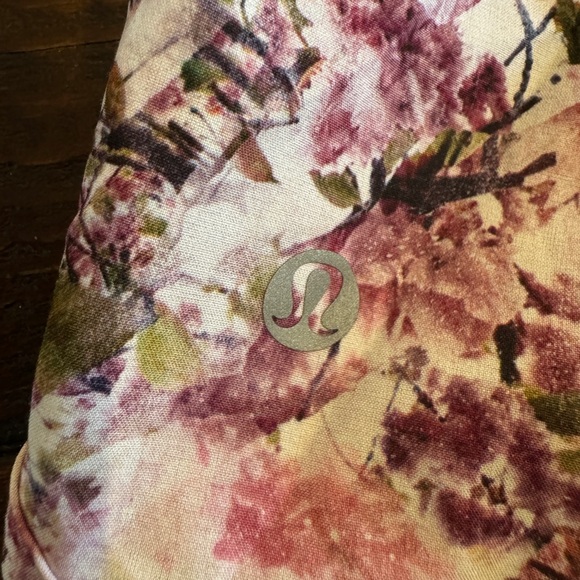 Lululemon Athletica Tracker Shorts in Blossom Spritz. Size 4. EUC. - Picture 8 of 11